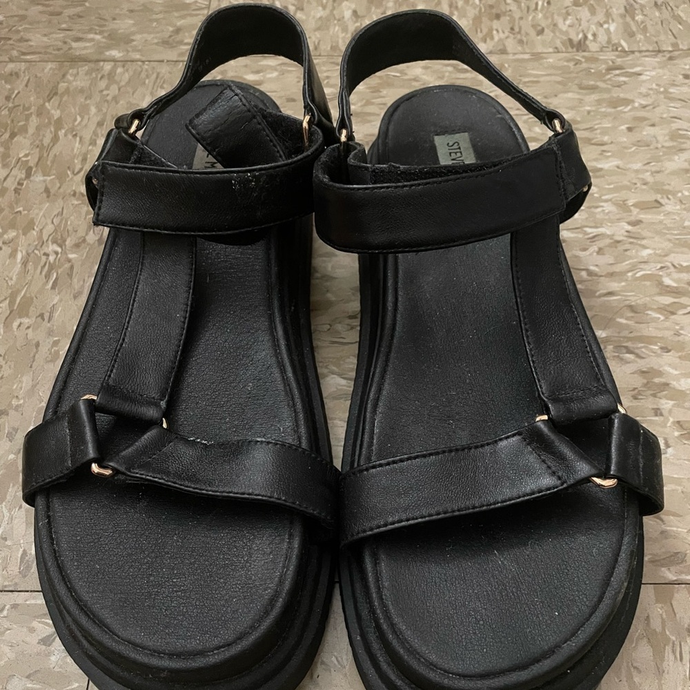 Steve Madden Black Sporty Sandals with Adjustable Straps